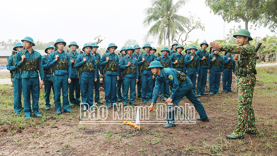 Lực lượng Dân quân tự vệ xã Hải Bắc huấn luyện bài ném lựu đạn có súng.