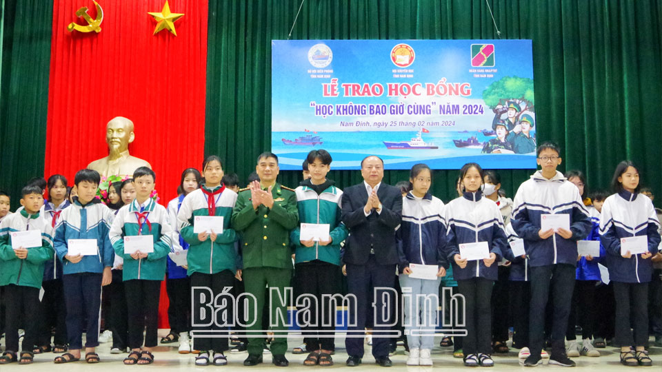 Hội Khuyến học tỉnh phối hợp với Bộ đội Biên phòng tỉnh trao học bổng “Học không bao giờ cùng” cho học sinh, sinh viên học giỏi, vượt khó ở các xã, thị trấn biên giới biển.