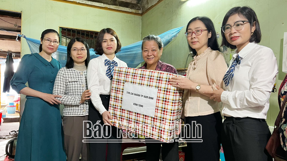 TYM chi nhánh thành phố Nam Định tặng quà hội viên phụ nữ có hoàn cảnh khó khăn.