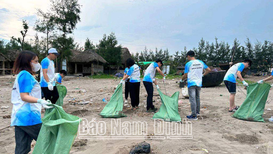 Công nhân Công ty TNHH Giầy Amara Việt Nam (Trực Ninh) tích cực hưởng ứng Ngày Môi trường thế giới năm 2024.