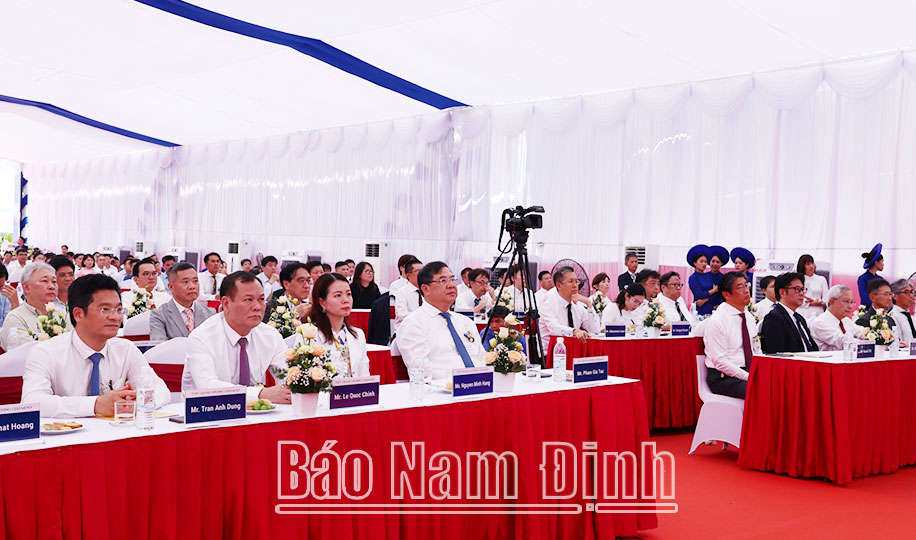 Các đại biểu dự lễ khánh thành nhà máy. 