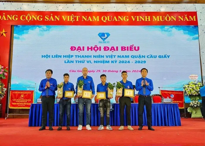 Hai thanh niên Nam Định tham gia cứu người trong vụ cháy nhà trọ ở Trung Kính được tặng Huân chương Dũng cảm