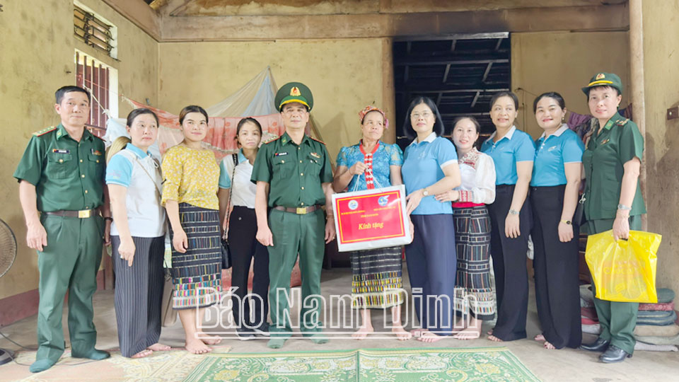 Hội Liên hiệp Phụ nữ tỉnh, Bộ đội Biên phòng tỉnh tặng quà cho hội viên phụ nữ nghèo xã Thông Thụ, huyện Quế Phong (Nghệ An).