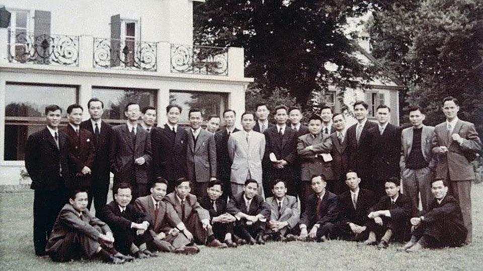 Phái đoàn Chính phủ Việt Nam Dân chủ Cộng hòa tham dự Hội nghị Geneve về Đông Dương (1954) chụp ảnh chung tại Trụ sở phái đoàn ở Villa Cadre. (Ảnh Tư liệu TTXVN)