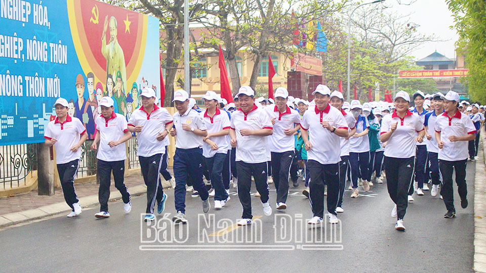 Cán bộ, nhân dân hưởng ứng Ngày chạy Olympic vì sức khỏe toàn dân huyện Trực Ninh năm 2024.