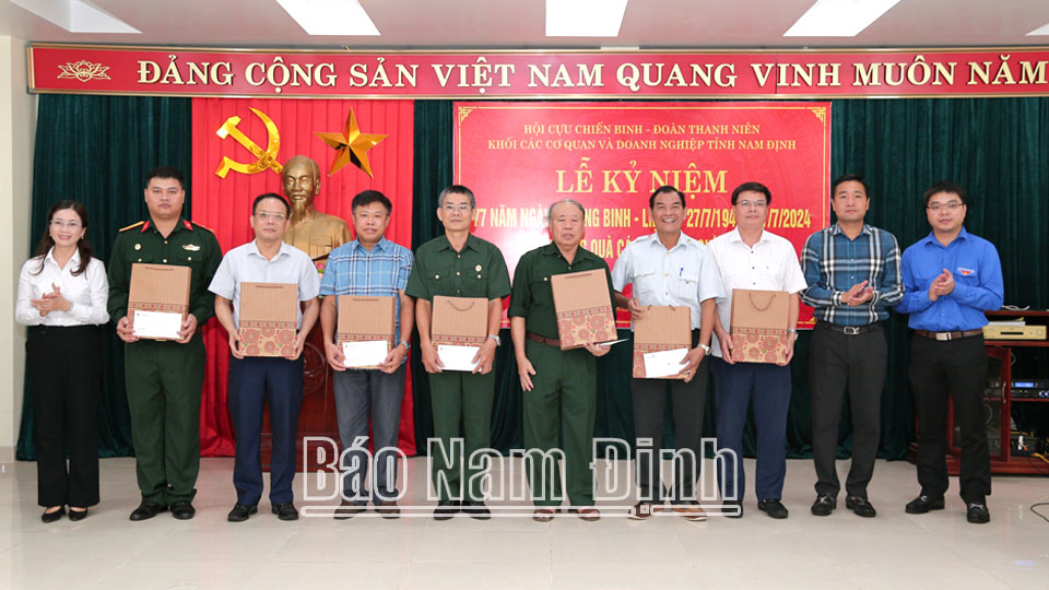 Trao tặng quà cho thương binh, con em gia đình chính sách