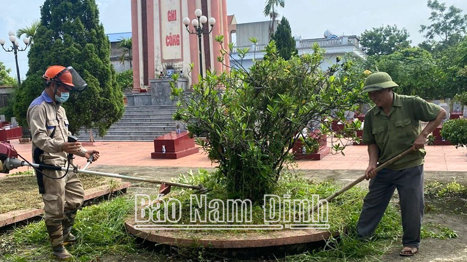 Cựu chiến binh xã Trực Đạo (Trực Ninh) tham gia chăm sóc Nghĩa trang liệt sĩ xã.