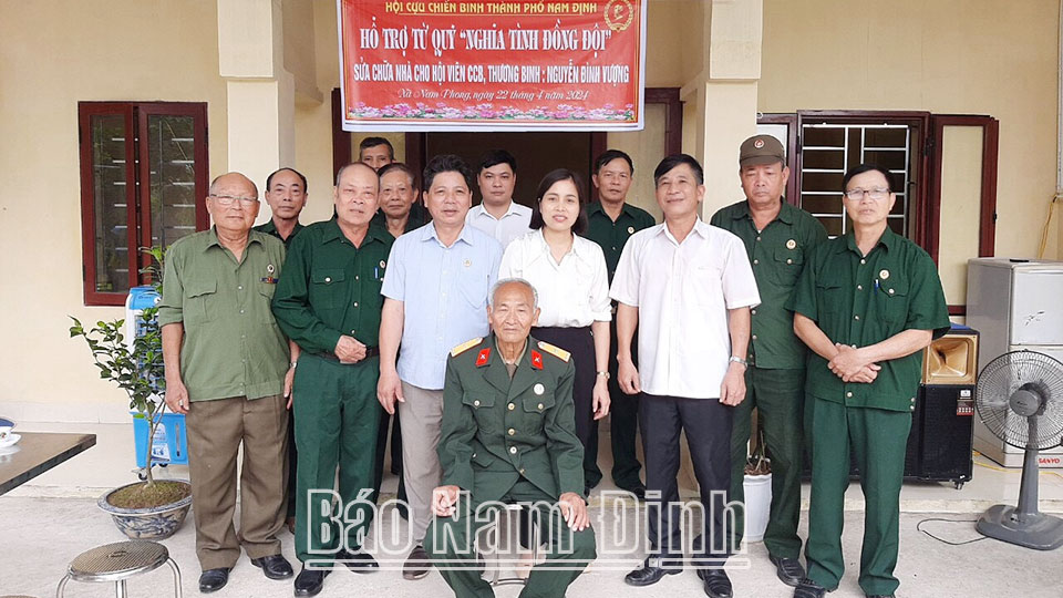 Hội Cựu chiến binh thành phố Nam Định hỗ trợ kinh phí, ngày công giúp cựu chiến binh Nguyễn Đình Vượng, xã Nam Phong sửa chữa nhà ở.