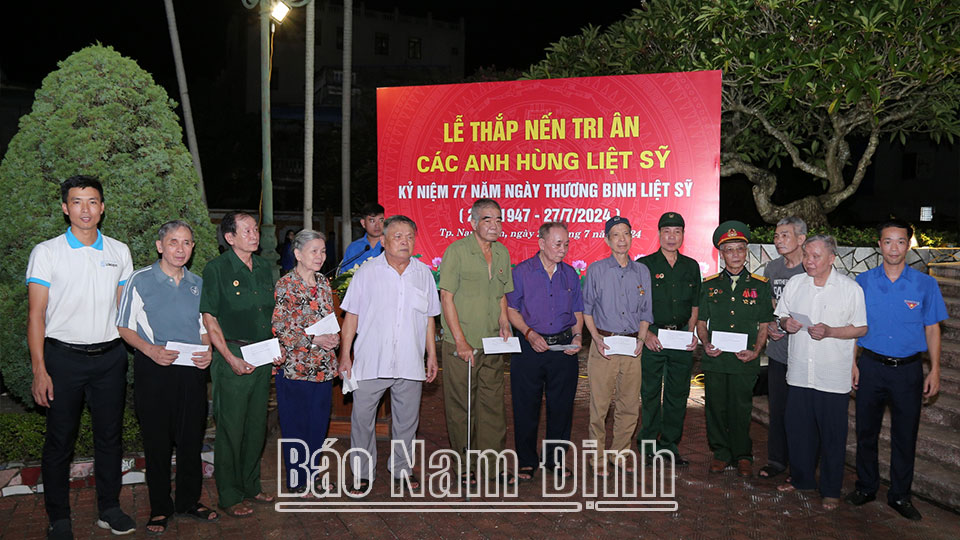 Thành Đoàn Nam Định và nhà tài trợ trao quà cho các thương binh, bệnh binh, gia đình người có công trên địa bàn thành phố Nam Định. 