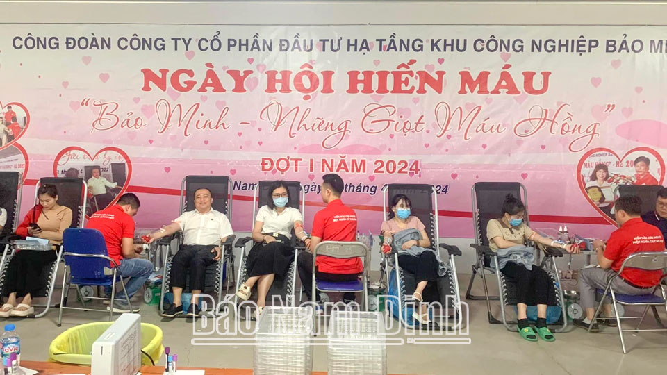 Cán bộ, người lao động Khu công nghiệp Bảo Minh tham gia hiến máu tình nguyện tại “Ngày hội hiến máu” năm 2024.