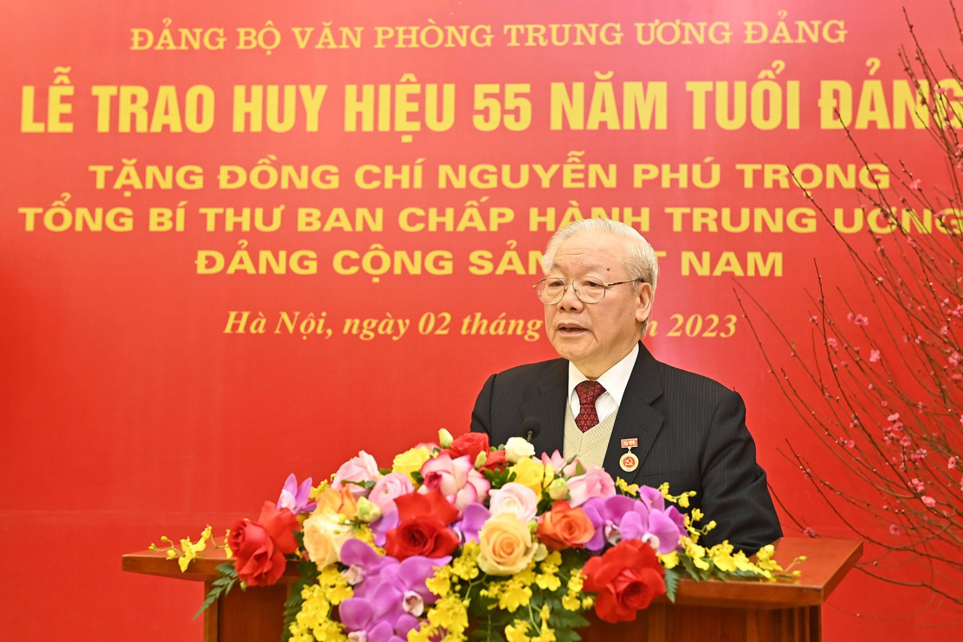 “Nhân đây tôi cũng xin nhắc lại một vài câu trong tác phẩm nổi tiếng Thép đã tôi thế đấy của nhà văn Liên Xô Nhi-cô-lai Ốt-xtơ-rốp-xki: Cái quý nhất của con người là cuộc sống và danh dự sống, bởi vì đời người chỉ sống có một lần. Phải sống sao cho khỏi xót xa ân hận vì những năm tháng đã sống hoài, sống phí; để khỏi hổ thẹn vì những việc làm ty tiện, đớn hèn, bị mọi người khinh bỉ; để đến khi nhắm mắt xuôi tay ta có thể tự hào rằng: Tất cả đời ta, tất cả sức ta, ta đã hiến dâng cho sự nghiệp cao đẹp nhất trên đời - sự nghiệp đấu tranh giải phóng dân tộc, giải phóng con người mang lại hạnh phúc cho nhân dân!”