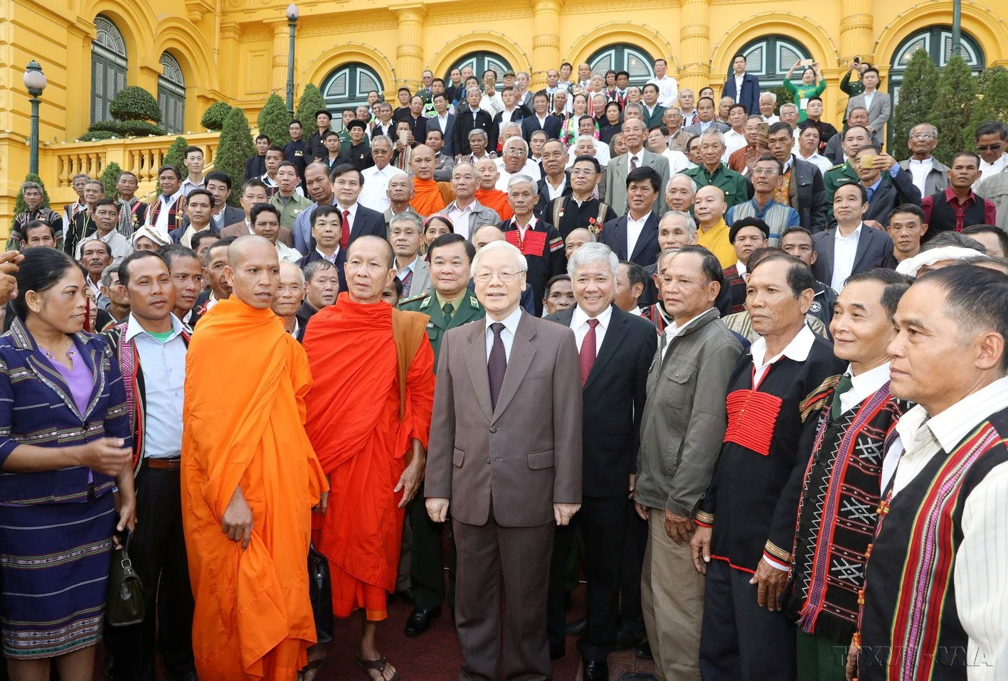 Tổng Bí thư, Chủ tịch nước Nguyễn Phú Trọng với các các già làng, trưởng bản, trưởng dòng họ, người có uy tín tiêu biểu, ngày 21/12/2018 (Ảnh: Phương Hoa - TTXVN)