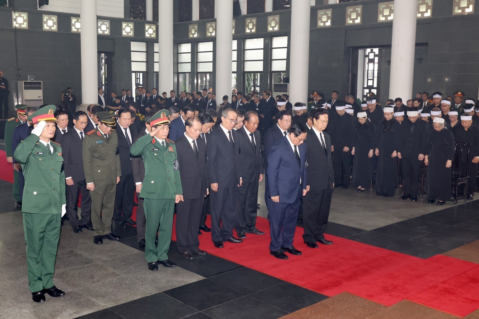 Đoàn Chính phủ do đồng chí Phạm Minh Chính, Ủy viên Bộ Chính trị, Thủ tướng Chính phủ làm Trưởng đoàn, kính viếng Tổng Bí thư Nguyễn Phú Trọng.