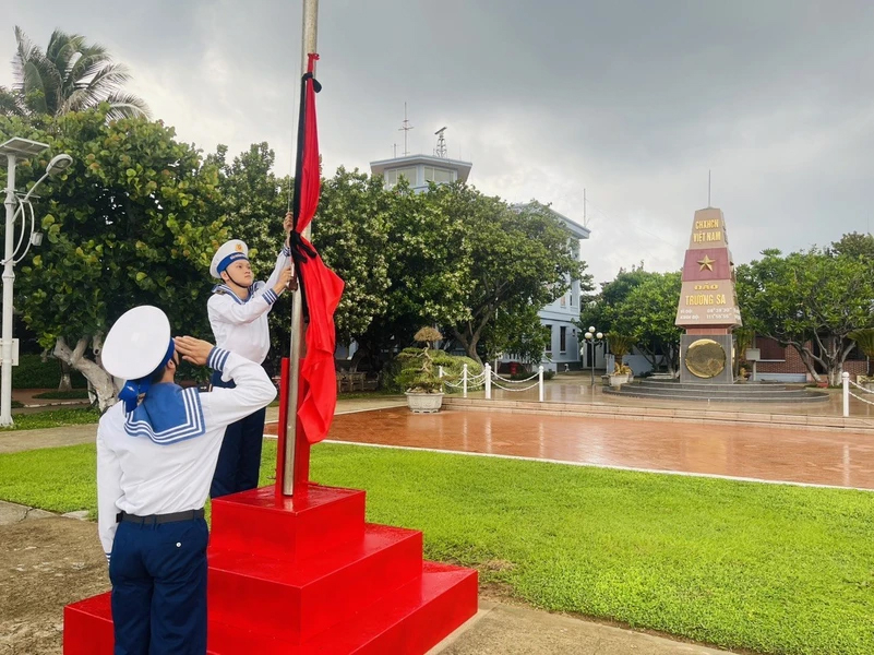 Cán bộ, chiến sĩ tại quần đảo Trường Sa thực hiện nghi thức treo cờ rủ để tưởng nhớ Tổng Bí thư Nguyễn Phú Trọng.