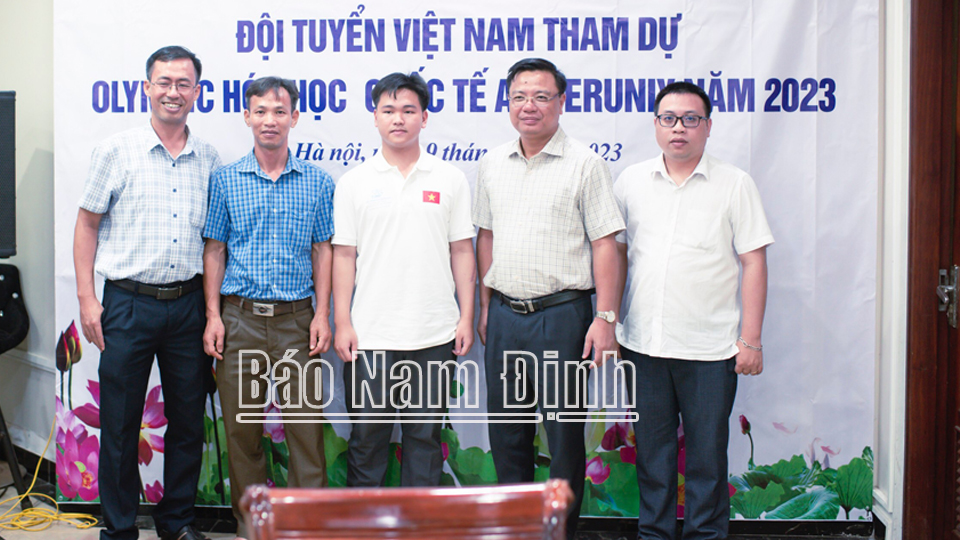 Hoàng Tiến Cường (đứng giữa) và các thầy trong Ban Giám hiệu cùng lãnh đội đội tuyển học sinh giỏi Hóa Trường THPT chuyên Lê Hồng Phong.