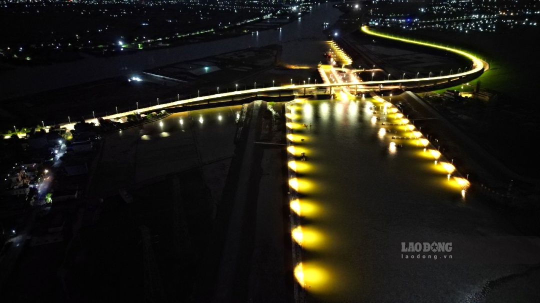 Ngắm kênh đào 100 triệu USD ở Nam Định rực rỡ ánh đèn trong đêm