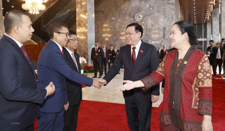 Chủ tịch Quốc hội Vương Đình Huệ và Chủ tịch Hạ viện Indonesia Puan Maharani với đại biểu. (Ảnh: TTXVN)

