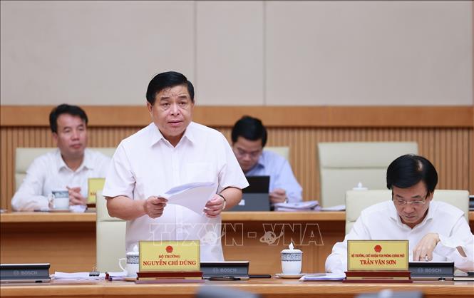 Bộ trưởng Bộ Kế hoạch và Đầu tư Nguyễn Chí Dũng báo cáo tình hình kinh tế-xã hội tháng 7.