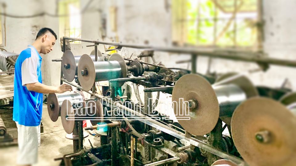 Sản xuất tại làng nghề dệt dây lưới cước thị trấn Thịnh Long (Hải Hậu).
