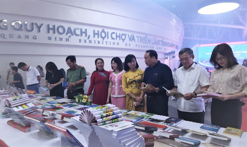 Các đại biểu tham quan gian trưng bày sách tại Thư viện tỉnh Quảng Ninh.