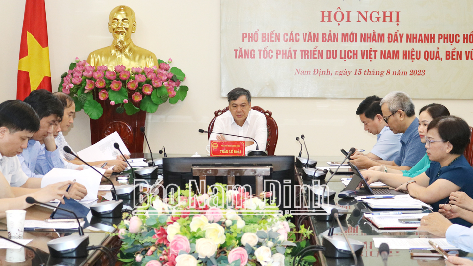 Đồng chí Trần Lê Đoài, TUV, Phó Chủ tịch UBND tỉnh và các đại biểu tham dự hội nghị tại điểm cầu tỉnh Nam Định 