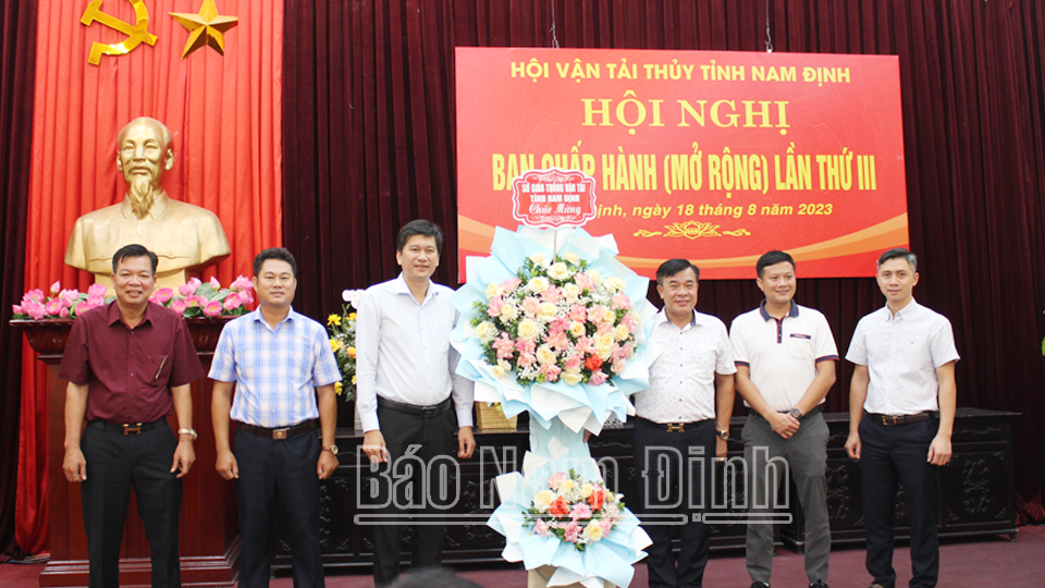 Lãnh đạo Sở GTVT tặng hoa chúc mừng Ban Chấp hành Hội Vận tải thủy tỉnh Nam Định nhiệm kỳ 2023-2028.
