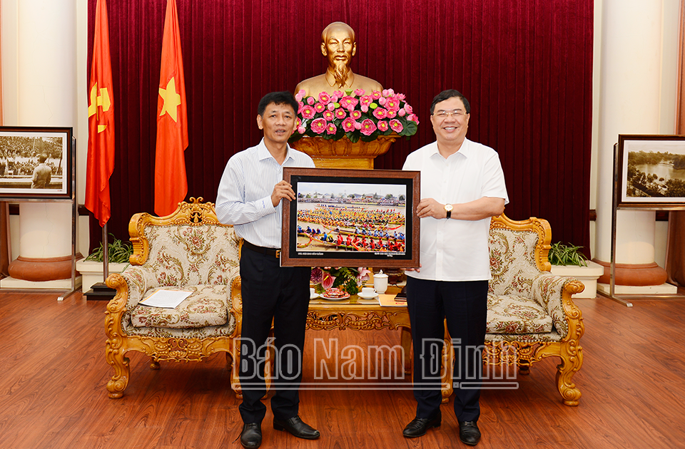 Đồng chí Bí thư Tỉnh ủy Sóc Trăng Lâm Văn Mẫn trao tặng Tỉnh ủy Nam Định bức ảnh Đua ghe Ngo ở Sóc Trăng.
