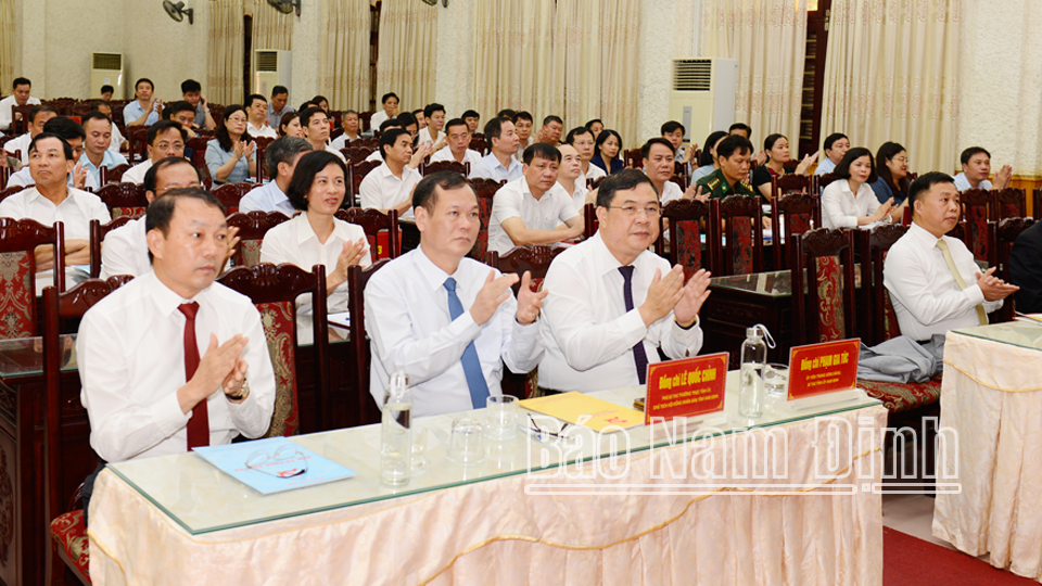 Đồng chí Bí thư Tỉnh ủy Phạm Gia Túc; đồng chí Phó Bí thư Thường trực Tỉnh ủy Lê Quốc Chỉnh và các đồng chí lãnh đạo tham dự lễ khai mạc lớp học. 
