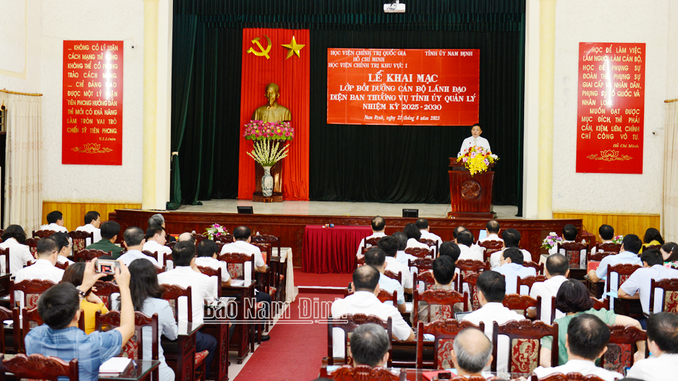 Quang cảnh lễ khai mạc lớp học.