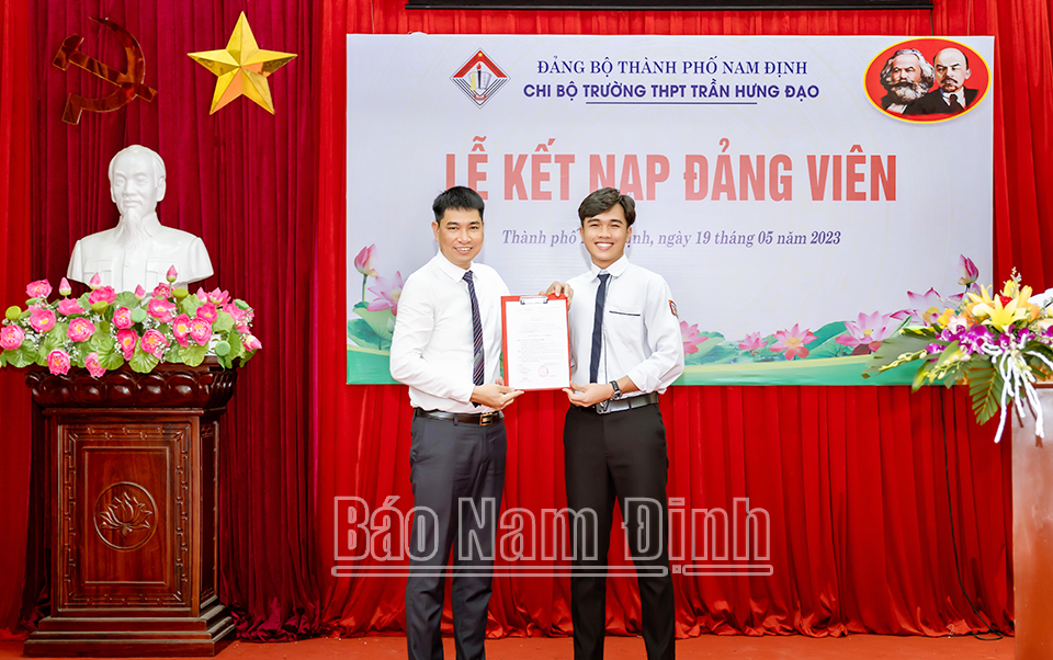 Chi bộ Trường THPT Trần Hưng Đạo, Đảng bộ thành phố Nam Định tổ chức lễ kết nạp đảng viên cho học sinh Trần Đình Đức (Lớp 12, có thành tích xuất sắc trong học tập, rèn luyện năm học 2022-2023).
