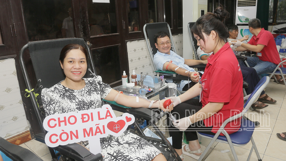 Cán bộ, công chức Văn phòng Tỉnh ủy Nam Định tích cực tham gia hiến máu nhân đạo.