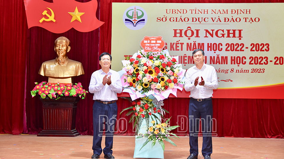 Đồng chí Trần Lê Đoài, TUV, Phó Chủ tịch UBND tỉnh tặng lẵng hoa tươi thắm chúc mừng ngành GD và ĐT tại Lễ tổng kết năm học 2022-2023.
            