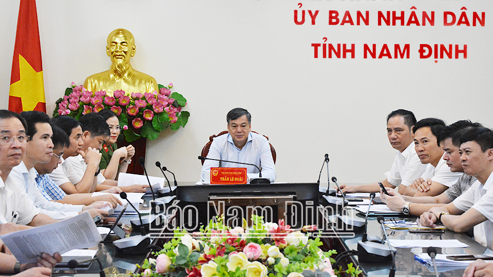 Đồng chí Trần Lê Đoài, TUV, Phó Chủ tịch UBND tỉnh và các đại biểu tham dự hội nghị tại điểm cầu tỉnh Nam Định.