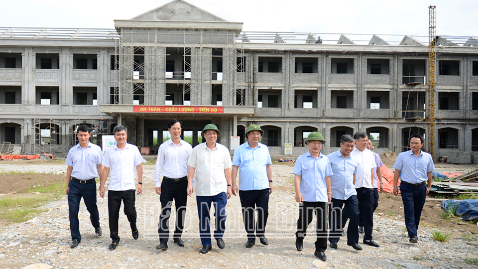 Các đồng chí Thường trực Tỉnh ủy kiểm tra tiến độ xây dựng Trường Tiểu học phường Cửa Nam thuộc khu đô thị phía Nam sông Đào. 