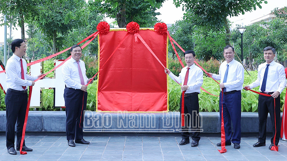 Các đồng chí Thường trực Tỉnh ủy và lãnh đạo thành phố Nam Định thực hiện nghi thức khánh thành Quảng trường Hòa Bình.