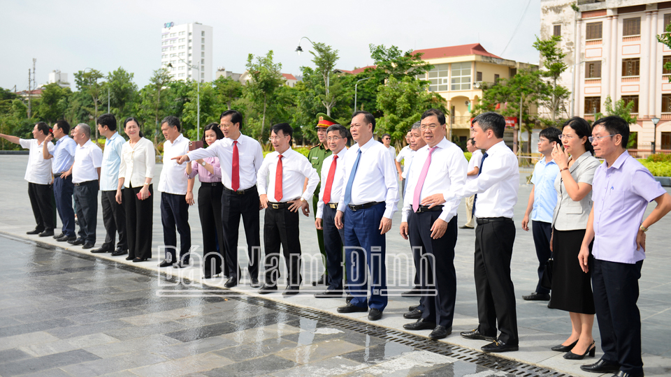 Các đồng chí Thường trực Tỉnh ủy và lãnh đạo thành phố Nam Định kiểm tra hệ thống đài phun nước trong Quảng trường Hòa Bình.