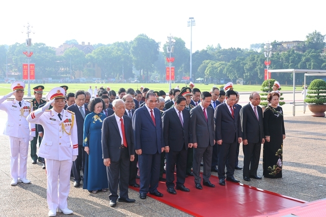 Các đồng chí lãnh đạo, nguyên lãnh đạo Đảng, Nhà nước, Ủy ban Trung ương MTTQ Việt Nam đặt vòng hoa và vào Lăng viếng Chủ tịch Hồ Chí Minh.
