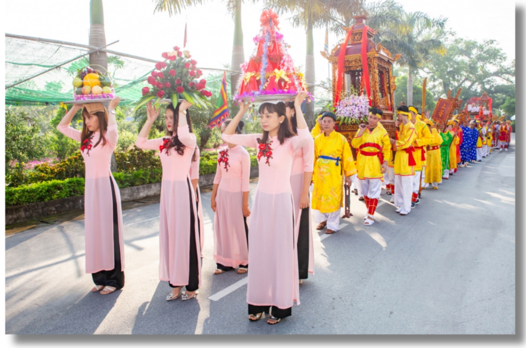 Nghi thức rước kiệu trong lễ hội làng Lựu Phố thờ Bạch Hoa công chúa.