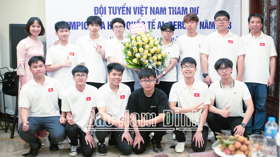 Hoàng Tiến Cường (ngồi ngoài cùng bên trái) và đội tuyển Hóa học Việt Nam.

