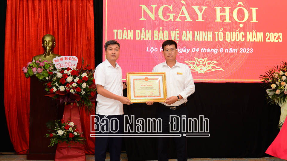 Đồng chí Chủ tịch UBND thành phố Nam Định Phạm Duy Hưng trao tặng Bằng khen của UBND tỉnh cho cán bộ và nhân dân phường Lộc Hòa.
