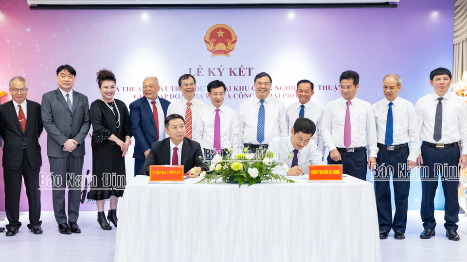 Các đồng chí lãnh đạo tỉnh chứng kiến lễ ký kết biên bản ghi nhớ giữa Công ty Cổ phần xây dựng hạ tầng Đại Phong và Công ty Thiên Hà.
