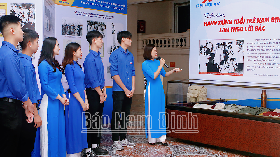 Đoàn viên, thanh niên tham quan triển lãm Hành trình tuổi trẻ Nam Định làm theo lời Bác.