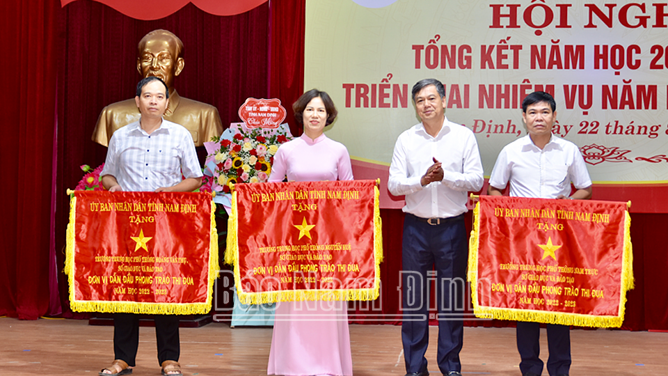 Đồng chí Trần Lê Đoài, TUV, Phó Chủ tịch UBND tỉnh tặng Cờ thi đua của UBND tỉnh cho các đơn vị tiêu biểu.