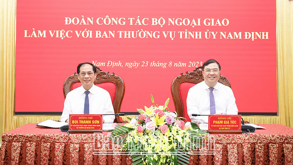 Các đồng chí Uỷ viên BCH Trung ương Đảng: Bùi Thanh Sơn, Bộ trưởng Bộ Ngoại giao; Phạm Gia Túc, Bí thư Tỉnh uỷ chủ trì buổi làm việc.