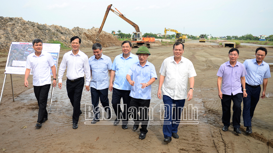 Các đồng chí Thường trực Tỉnh ủy kiểm tra tiến độ thi công Dự án đường trục phía Nam thành phố Nam Định.
                