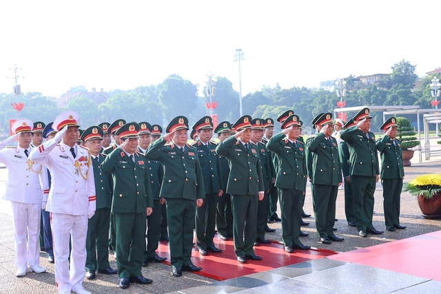 Đoàn đại biểu Bộ Quốc phòng đặt vòng hoa và vào Lăng viếng Chủ tịch Hồ Chí Minh