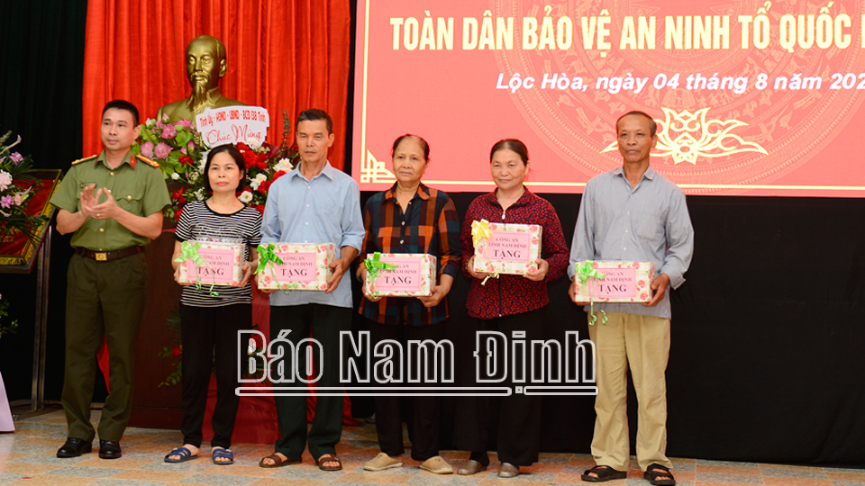 Đại diện Công an tỉnh trao quà các hộ gia đình khó khăn, hộ nghèo trên địa bàn phường Lộc Hòa.
