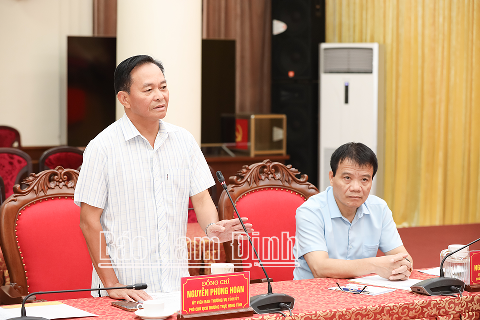 Đồng chí Nguyễn Phùng Hoan, Ủy viên Ban TVTU, Phó Chủ tịch Thường trực HĐND tỉnh phát biểu tại hội nghị.ĐT 3
