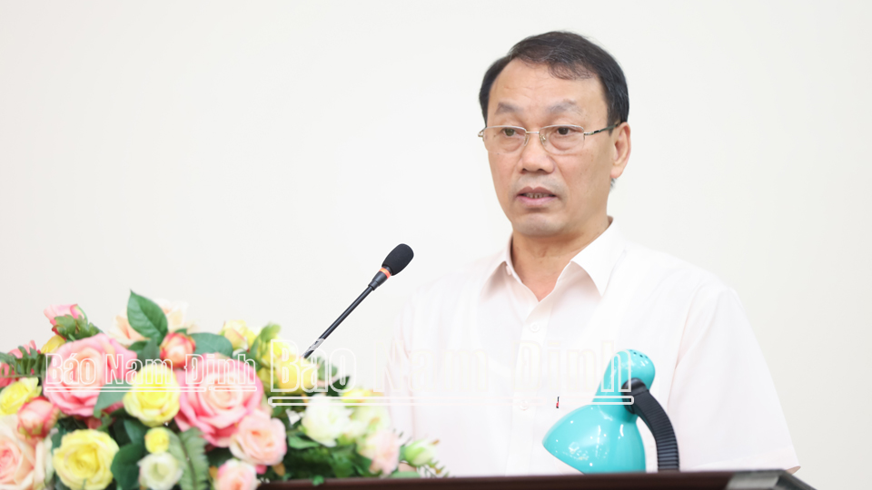 Đồng chí Nguyễn Văn Va, Ủy viên Ban TVTU, Trưởng ban Tổ chức Tỉnh ủy phát biểu tại hội nghị.
            