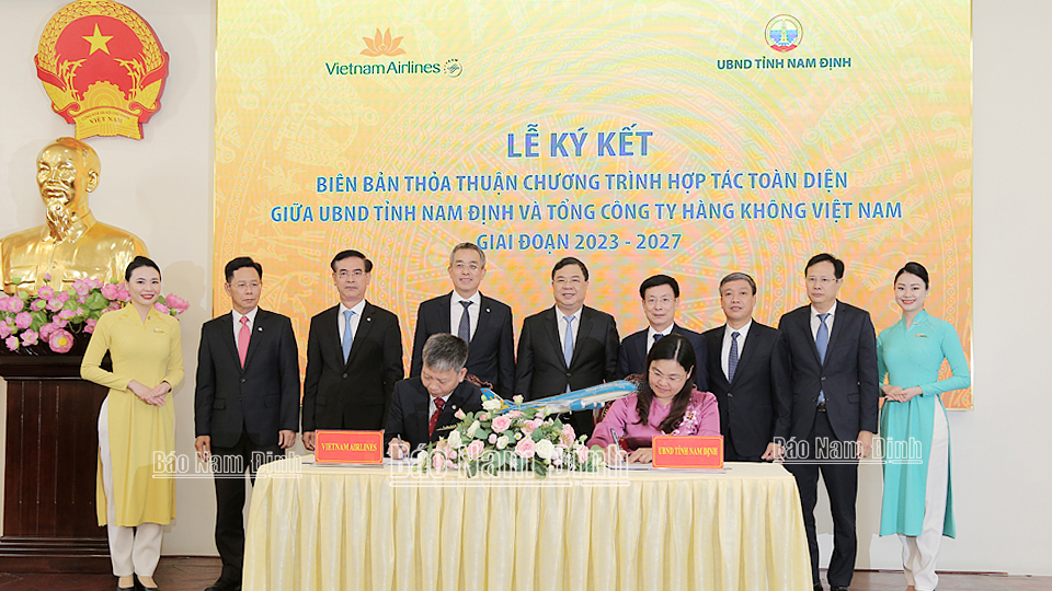 Các đồng chí lãnh đạo tỉnh chứng kiến lễ ký kết biên bản thỏa thuận chương trình hợp tác toàn diện giữa UBND tỉnh và Tổng Công ty Hàng không Việt Nam giai đoạn 2023-2027.
